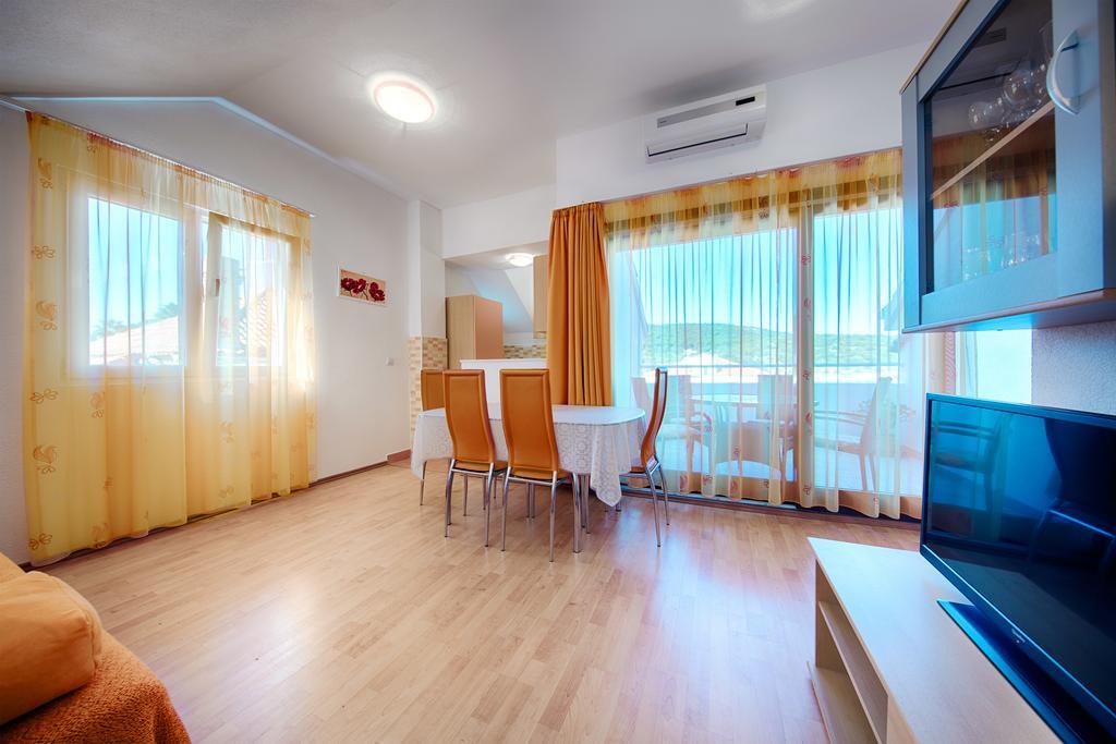 Apartments And Rooms Dis Vis Esterno foto