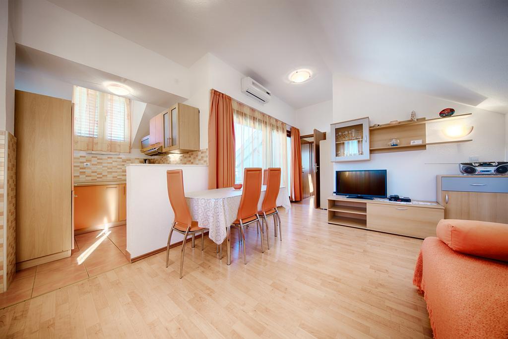 Apartments And Rooms Dis Vis Esterno foto