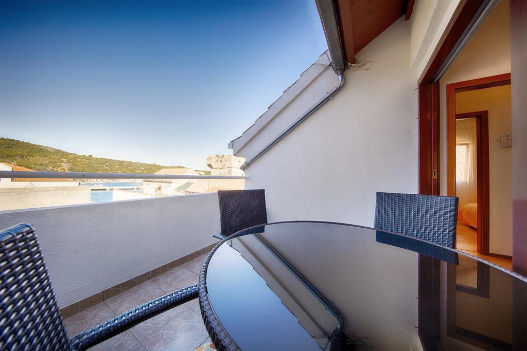 Apartments And Rooms Dis Vis Esterno foto